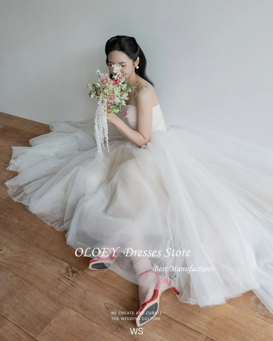 ชุดแต่งงาน OLOEY Korea แบบไร้สาย ผ้าทูลล์ทรงเอ เรียบหรู ชุดแต่งงานเรียบง่าย แต่งระบายช่วงคอสีงาช้าง สามารถสั่งตัดได้ สวยสง่างาม