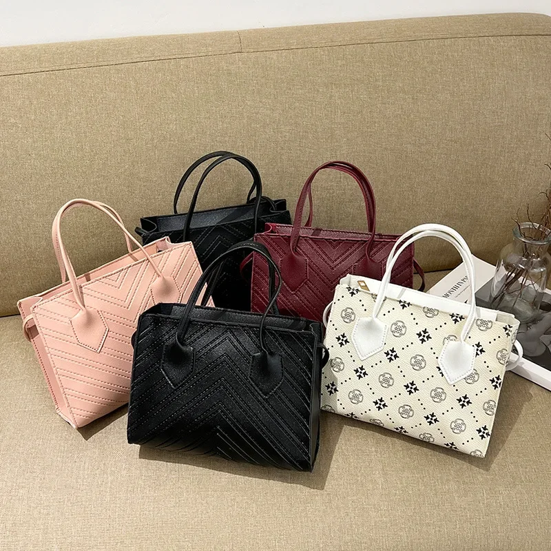 Korean version trendy and fashionable embossed pattern diamond checkered shoulder tote bag, simple and casual crossbody handbag