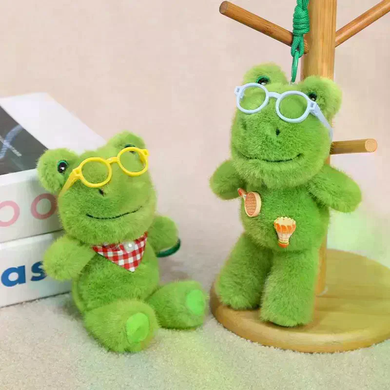 Niedlicher grüner Frosch-Plüsch-Schlüsselanhänger, Kawaii-Stofftier-Taschenanhänger mit Brille und Accessoires