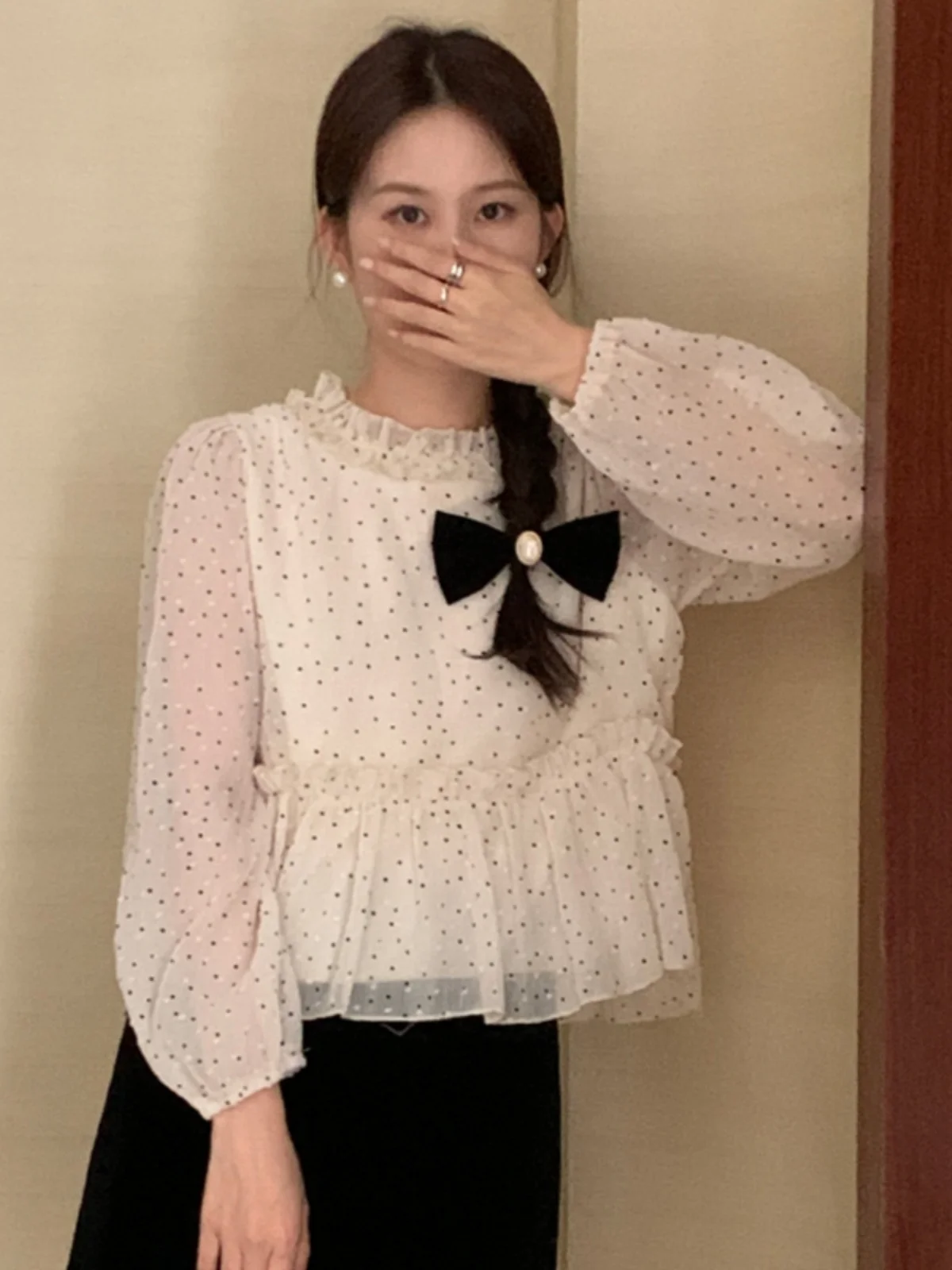 Csa e de bolinhas com manga bufante, csa fena curta e longa com cintura apertada e borda de ão de madeira,...