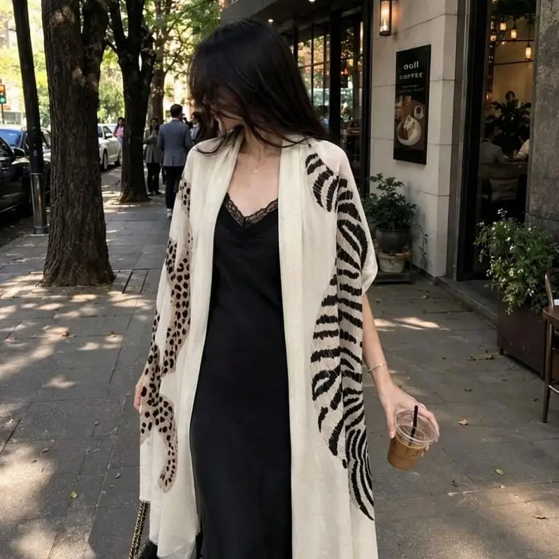 Lightweight Leopard Print Shawl Scarf for Women, Fashion Spring Accessory, Shoulder Wrap for Air Conditioned Room