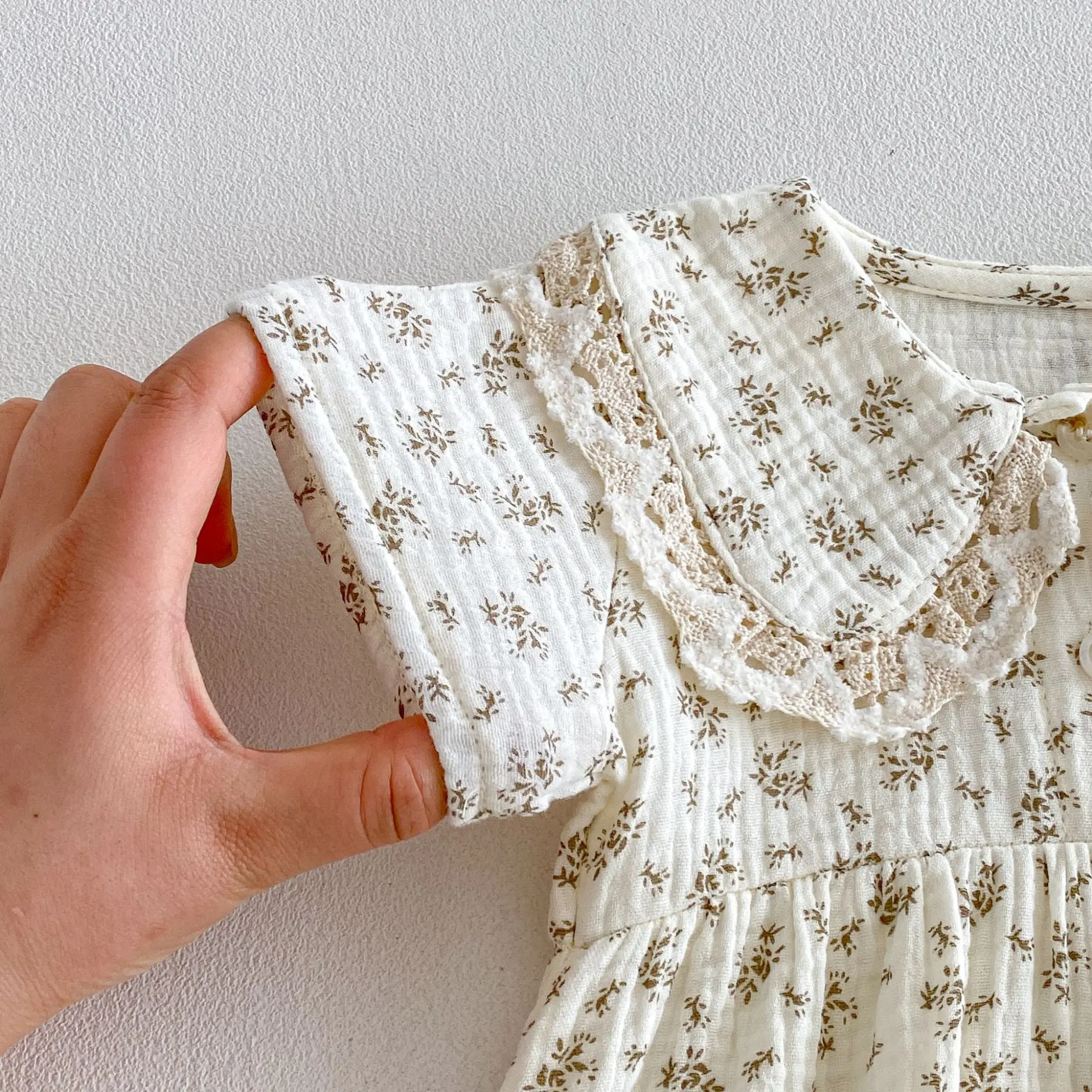 3-24M Sommer-Babybody im pastoralen Stil mit floraler Spitze und Peter-Pan-Kragen für Kleinkinder, Mädchen, weiche Baumwollkleidung – Detail 7
