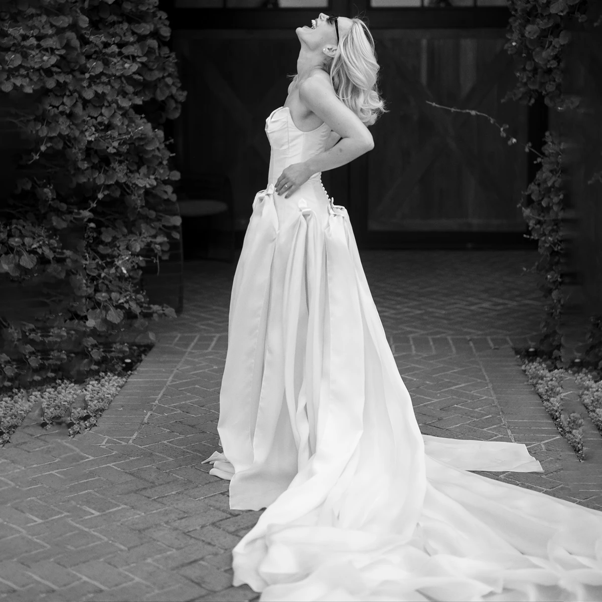 Off Shoulder Satin Bridal Gowns With Neck Scarf Basque Waist Button Plus Size Ivory Detachable Ribbon Sweetheart Wedding Dress