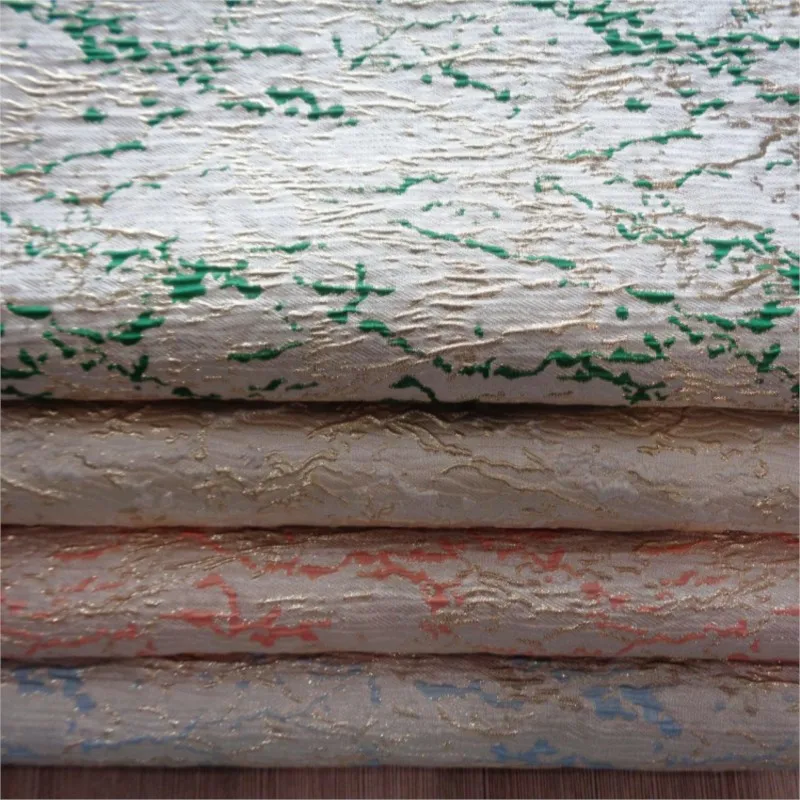 The fashion dress is made of gold thread jacquard bark wrinkle fabric with precise color weaving and large patterns