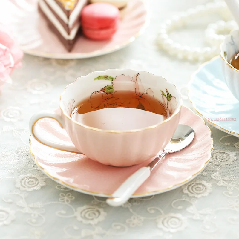 

2025 Pink Ceramic Coffee Cup European Royal Bone China Tea Mug Set Porcelain and Saucer Gold Stand Kubki Summer