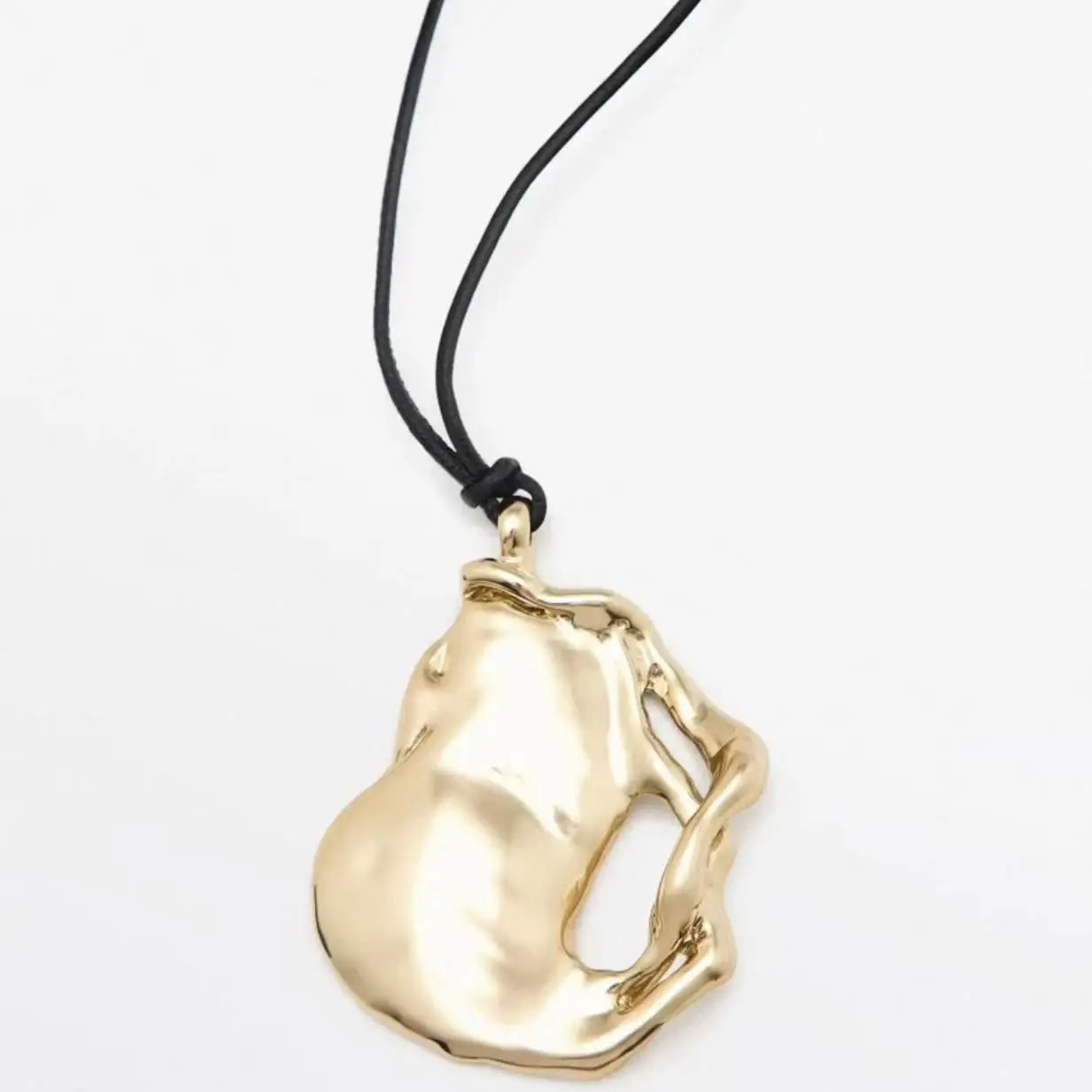 

European and American Irregular-Shaped Necklace for Women - Stylish, Unique Design Pendant, Light Luxury Temperament, Minimalist