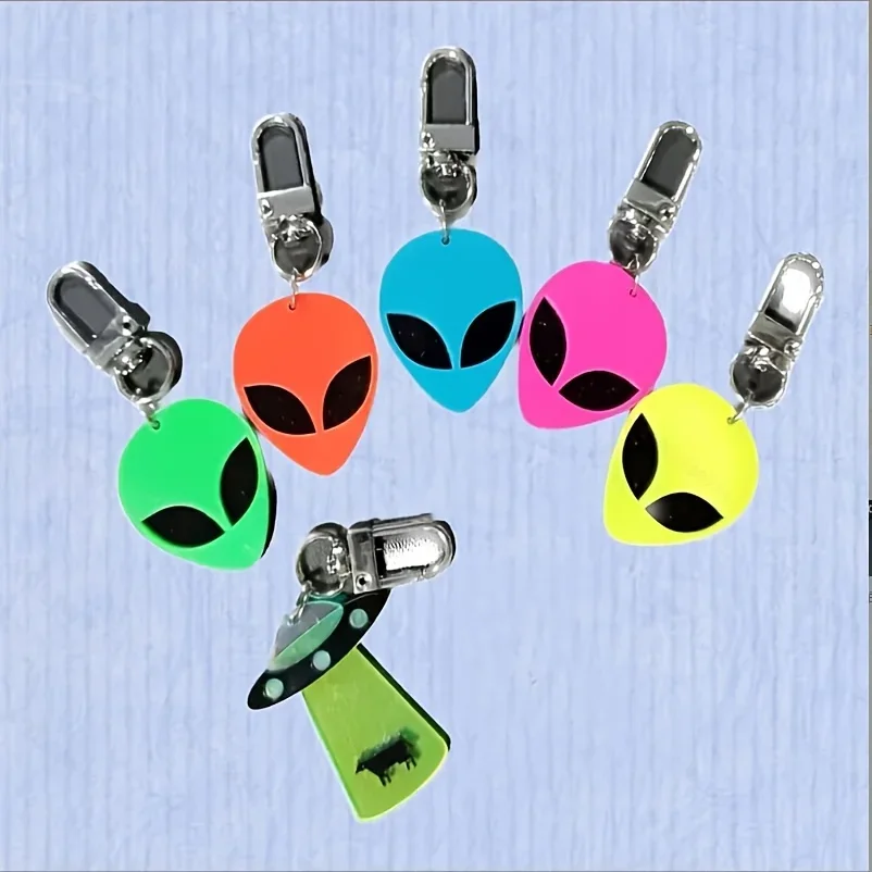 2D Flat, 2D Flat Cute Cartoon Alien Keychain, a Fun and Creative Acrylic Alien Pendant for Student Bags and Accessories