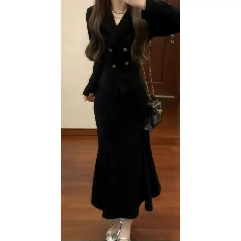 Zweiteiliges Kleiderset, stilvolles und elegantes Winteroutfit, ein komplettes Set, das supermodisch aussieht