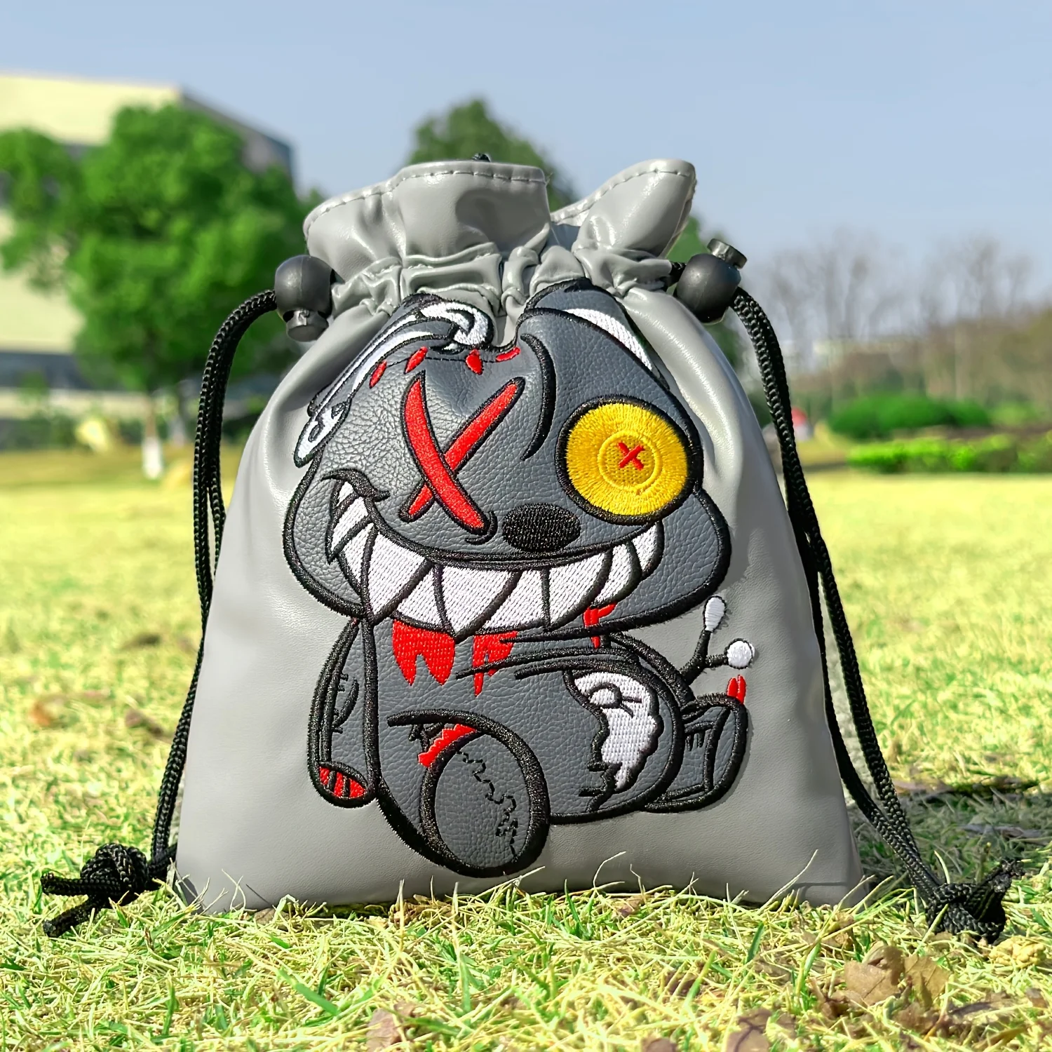 Golf Equipment Drawing - モノクルドベアスタイルのゴルフバッグ、巾着開閉式、ポータブルで耐久性のあるフェイクPUゴルフボール＆ティーポーチ（巾着付き）