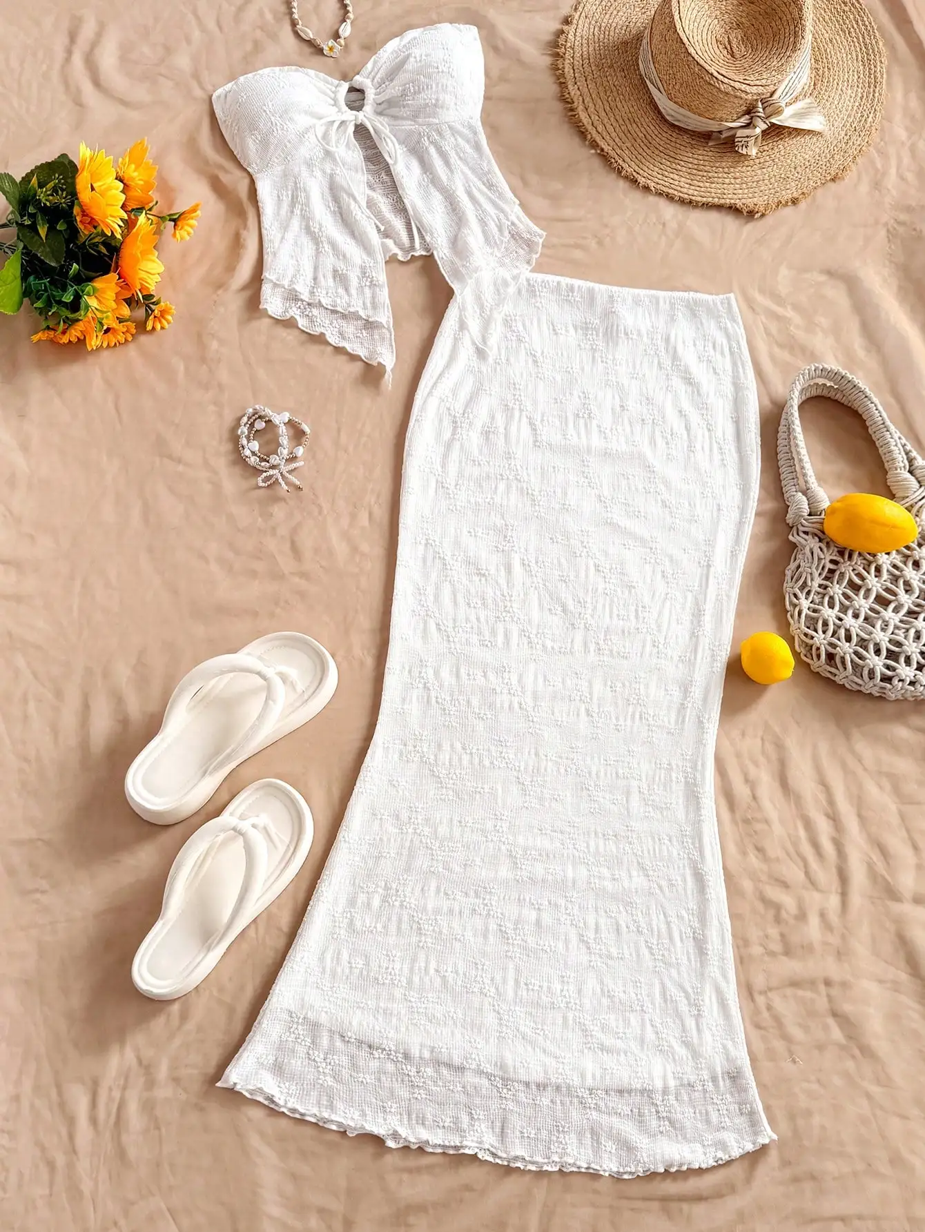 

Белый кружевной комплект из двух предметов в стиле бохо для пляжного отдыха летом