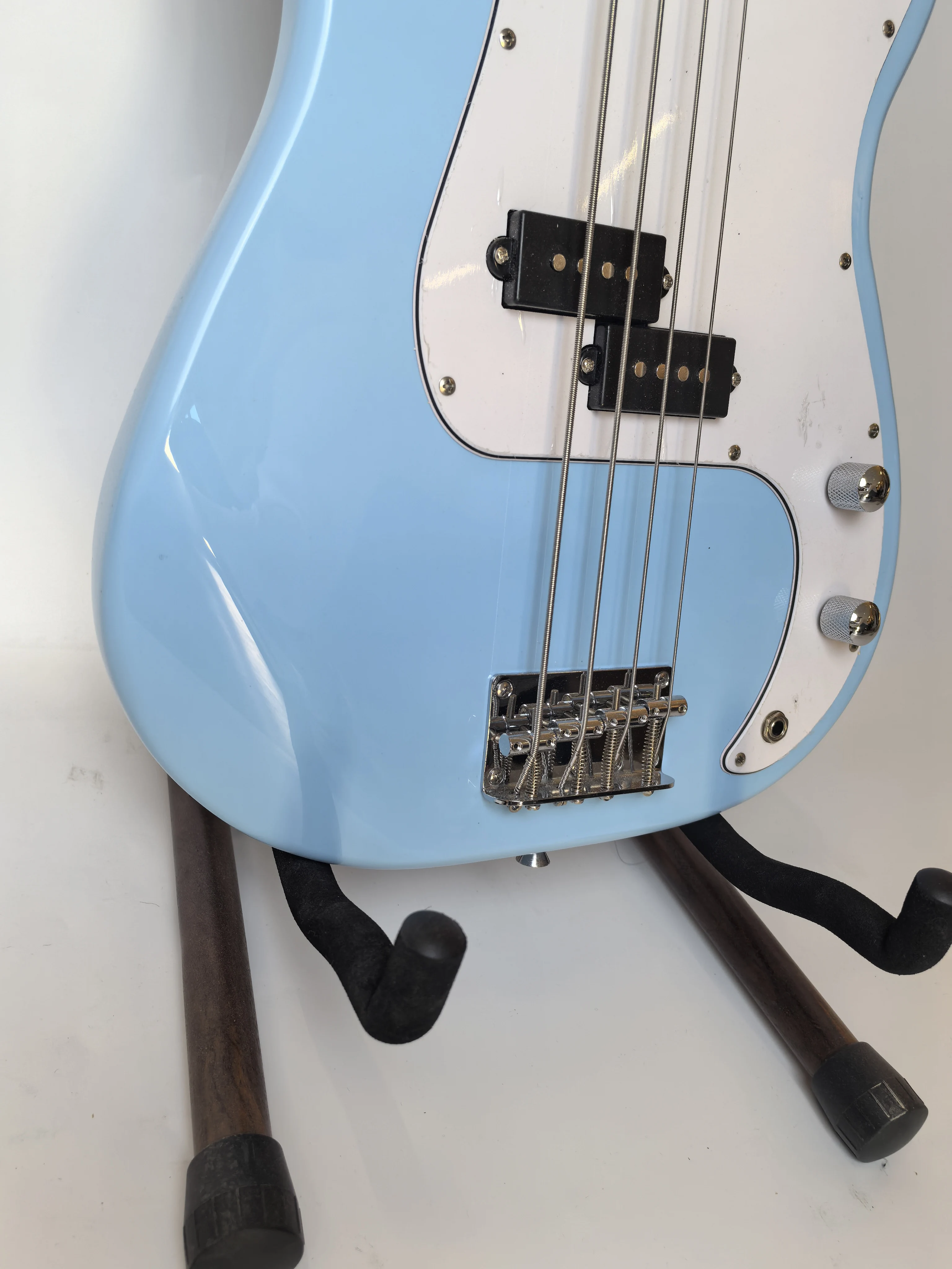 En stock, pastilla única, bajo Sycamore de 4 cuerdas, directo de fábrica, el color se puede personalizar, se puede enviar el pedido.