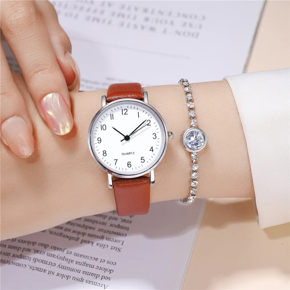 ساعة كاجوال كوارتز من جلد البولي يوريثان بمينا صغير وبسيط للنساء