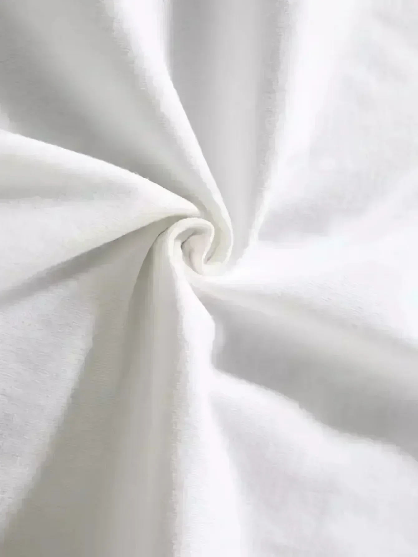 Weihnachtsschriftzeichen spähen um. Weißes Baumwoll-T-Shirt in Übergröße. Gemütliche Winter-Freizeitkleidung, perfekt für die späte Weihnachtsschwangerschaft