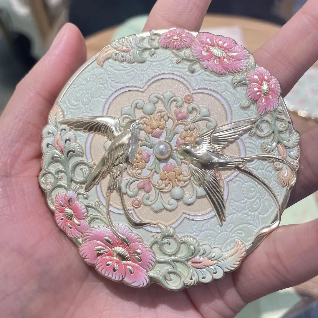 Xi'an Yunque carries a girl with ancient style and holds a high-value makeup mirror