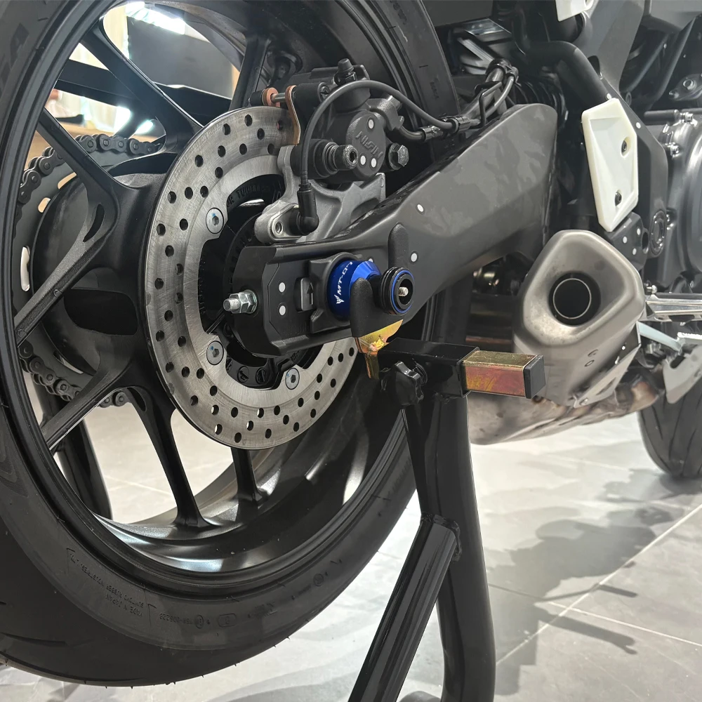 

For YAMAHA MT07 MT 07 MT-07 FZ07 2014-2024 2025 2026 Motorcycle Rear Wheel Axle Crash Protector and Swingarm Spools Stand Slider