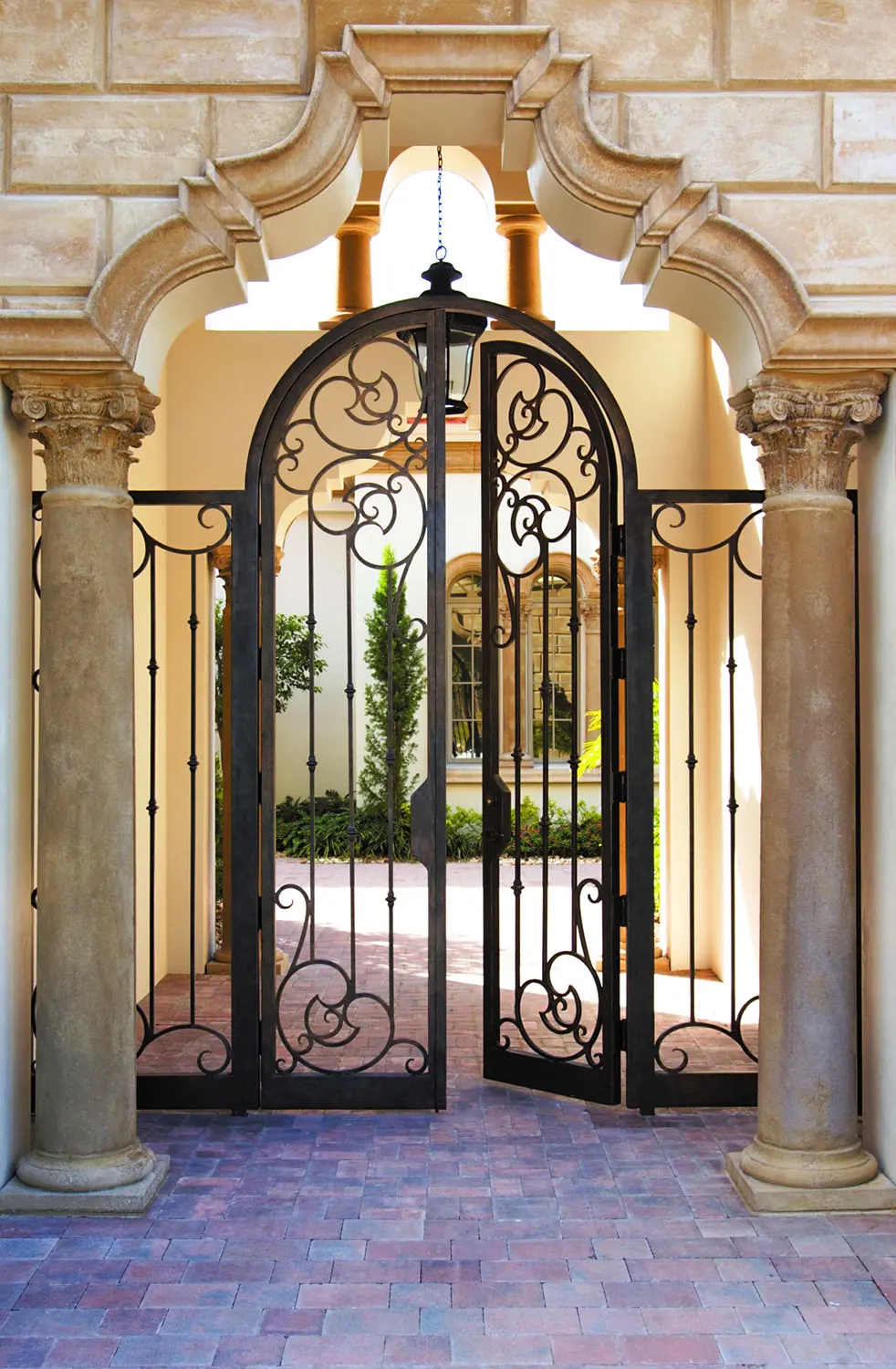 China Wrought Iron Gate Aluminum Driveway Gates Design