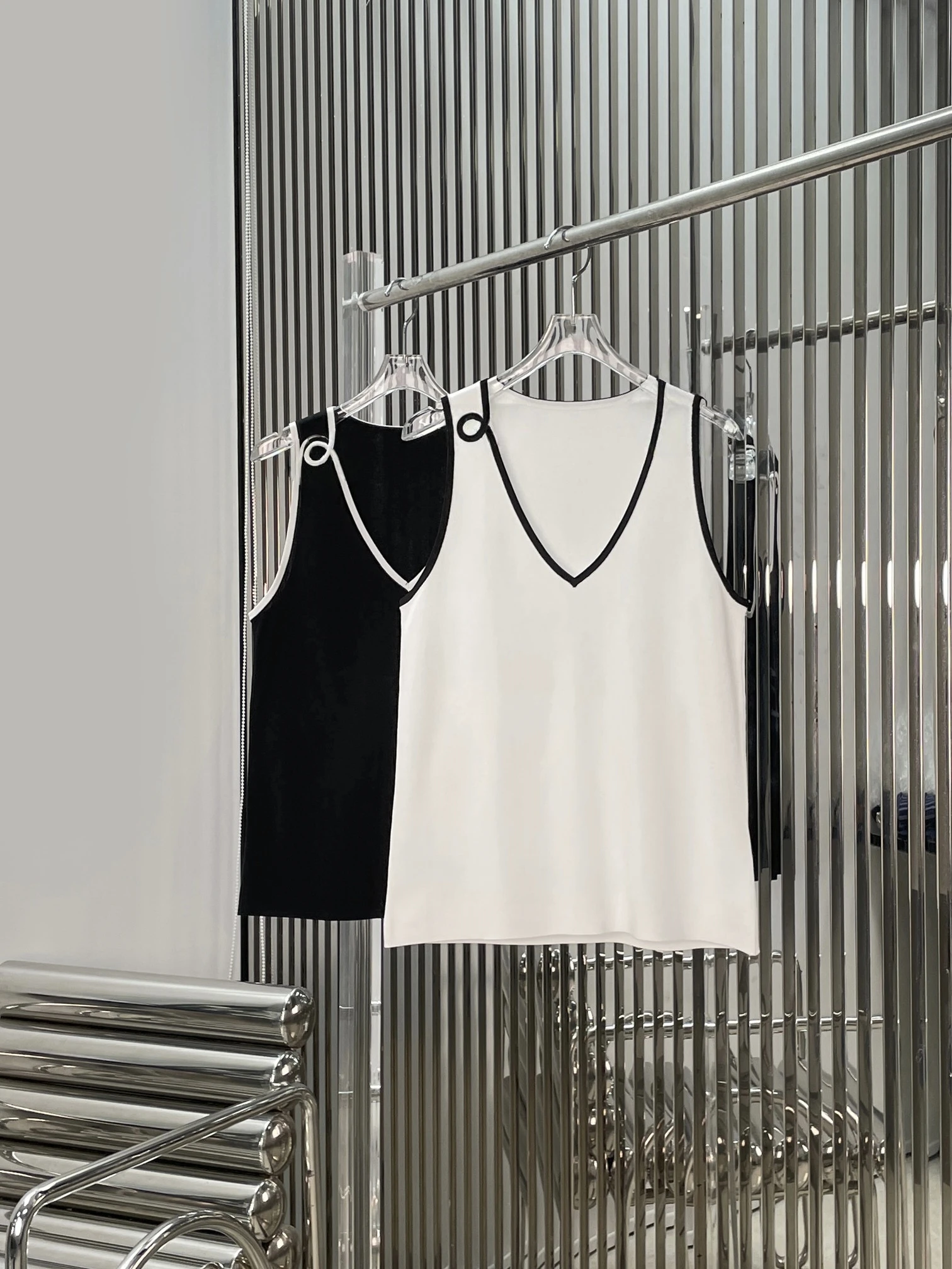 Women's Slim Fit V-Neck Knitted Tank Top Casual Color Block Design Fashionable High Quality Leisure Style Polyester Fiber