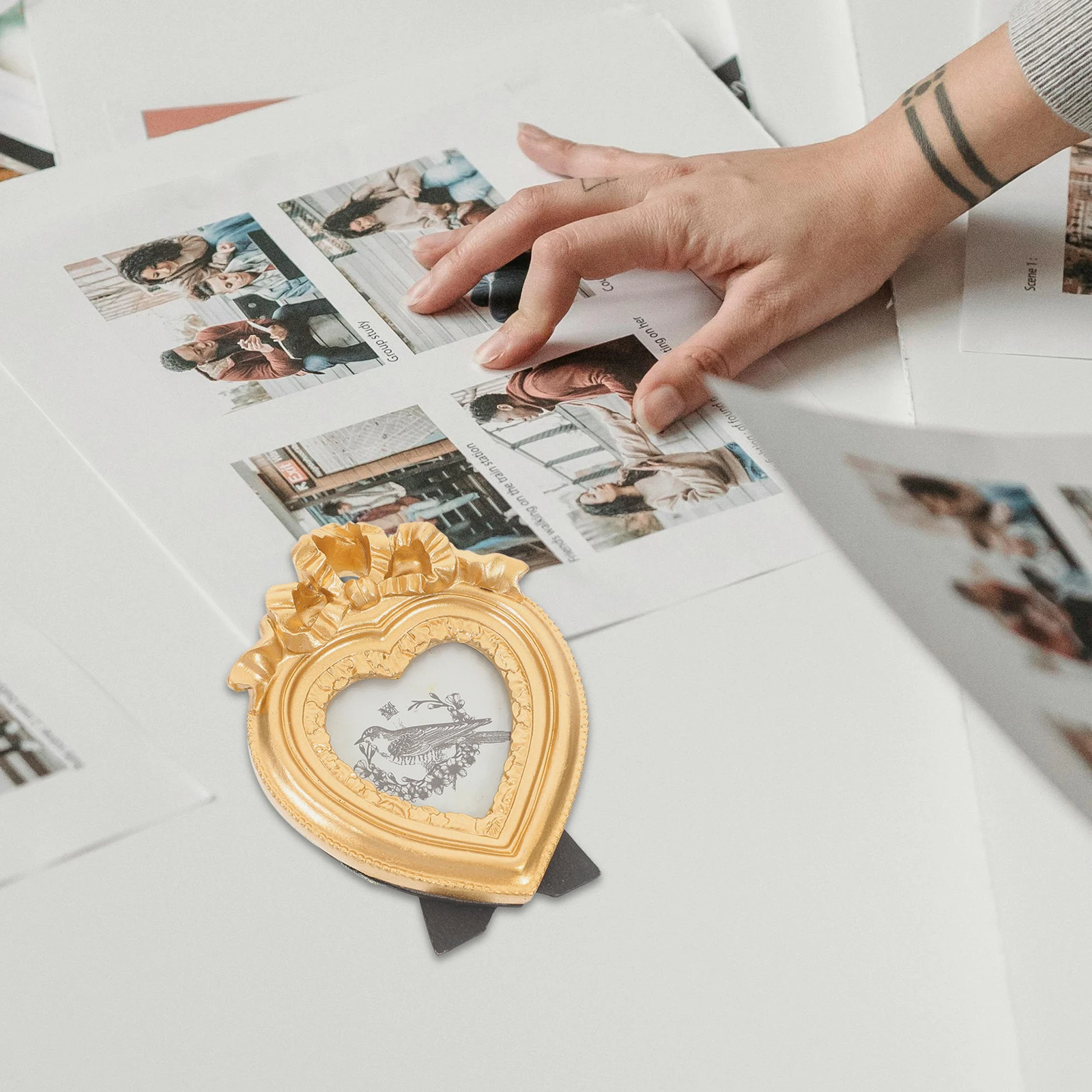 

Heart Photo Frame Unique Shaped Vintage Set up Convenient Home Decoration Resin Picture Embossed