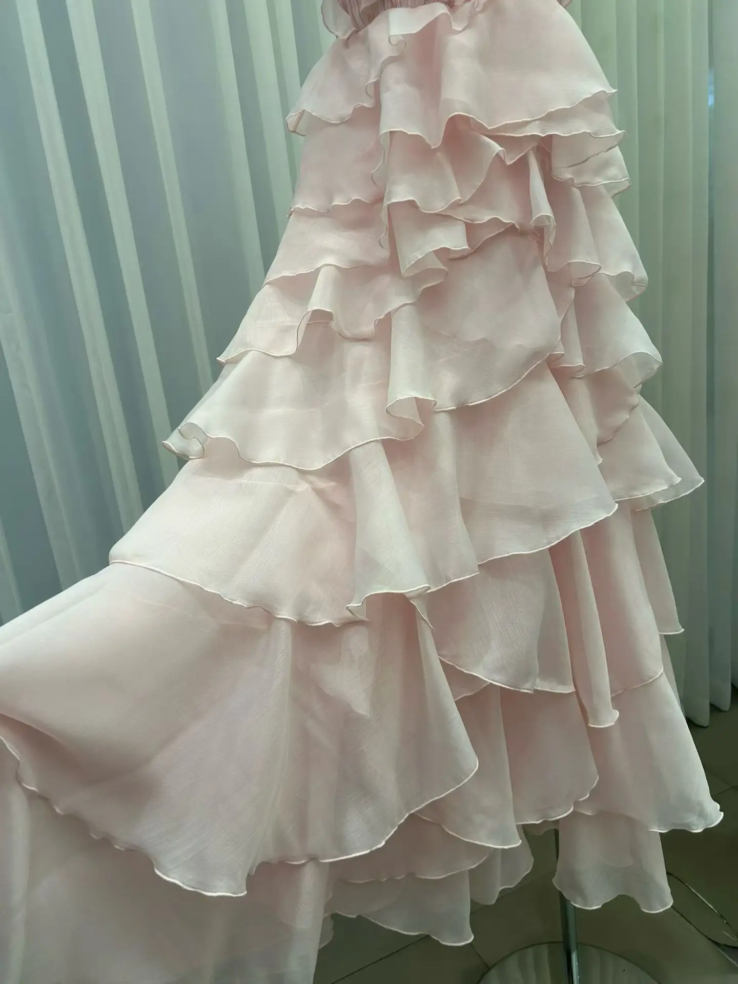 Vestido largo de pasarela de alta calidad para mujer con cuello en V y escote central recortado con volantes enmarcados