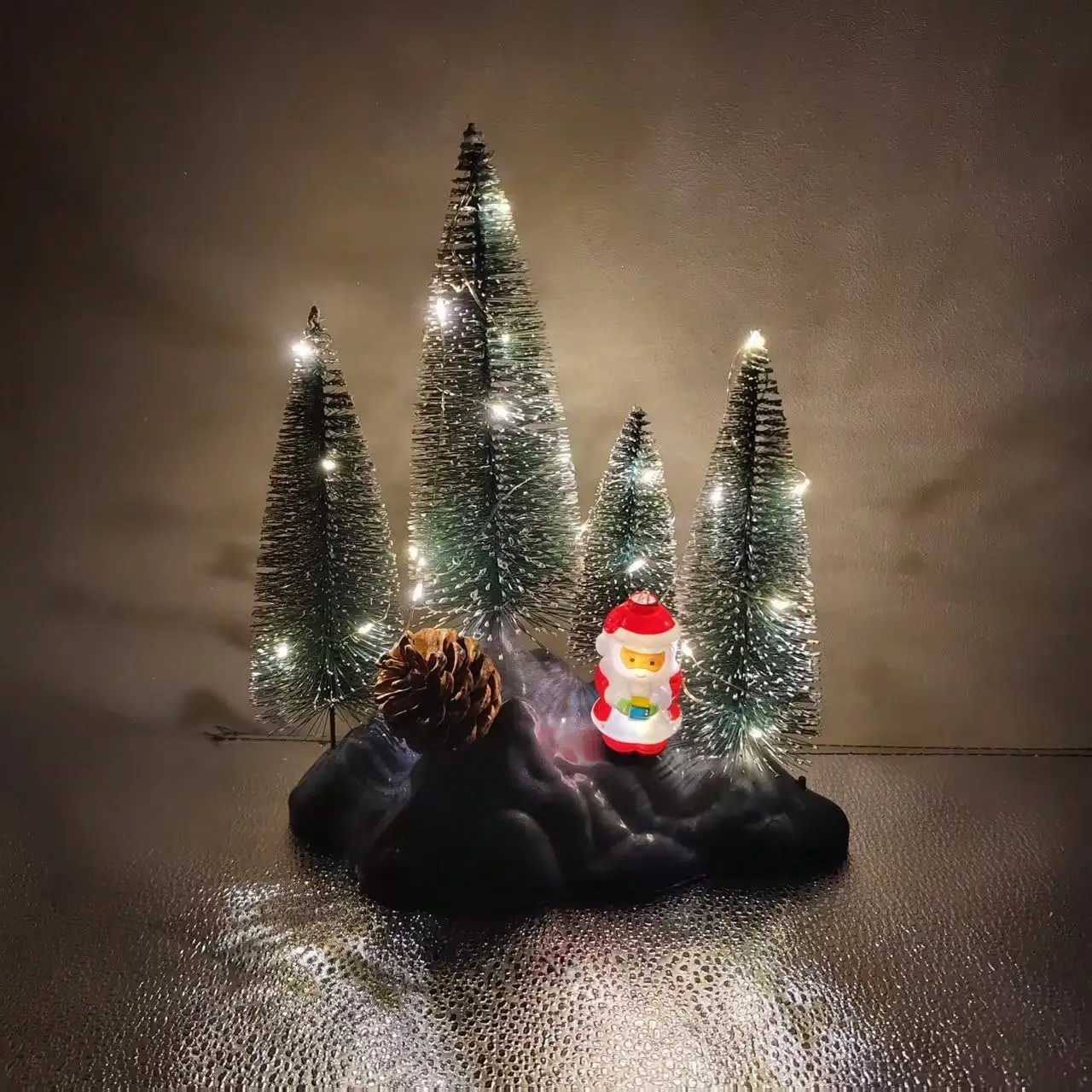 

Мини-рождественская елка с предварительной подсветкой: красные ягоды, снежное основание, светодиодные гирлянды — настольный декор для дома и вечеринки