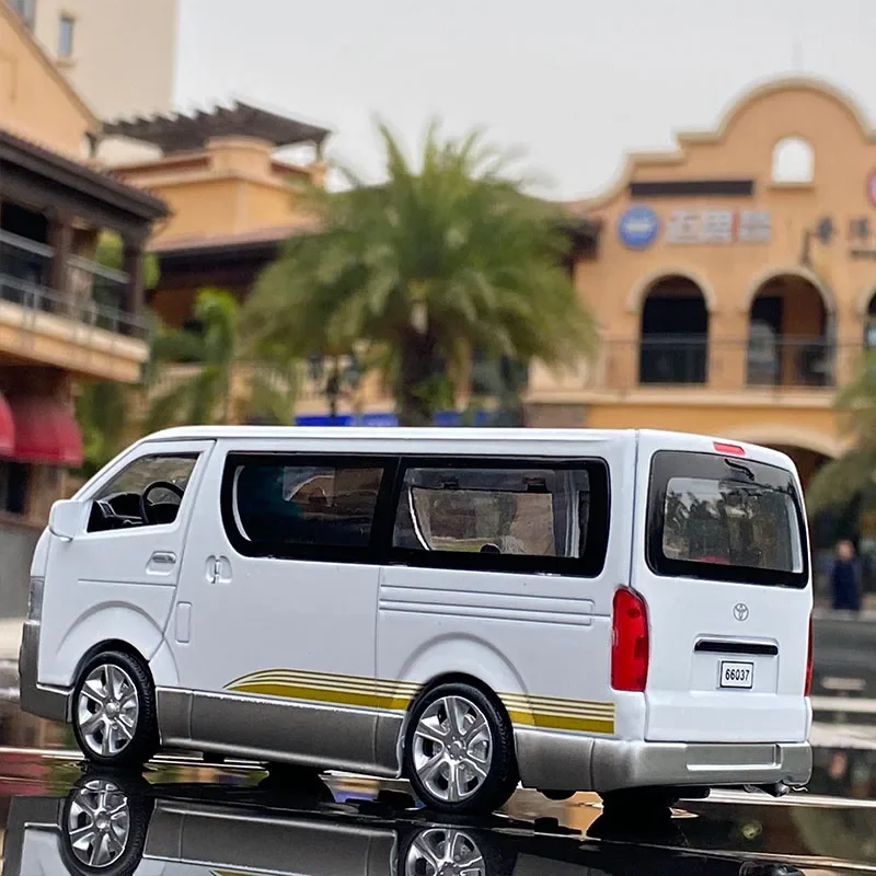 1:32 تويوتا هايس MPV سبيكة سيارة نموذج Diecasts لعبة معدنية المركبات نموذج سيارة محاكاة الصوت والضوء جمع هدية