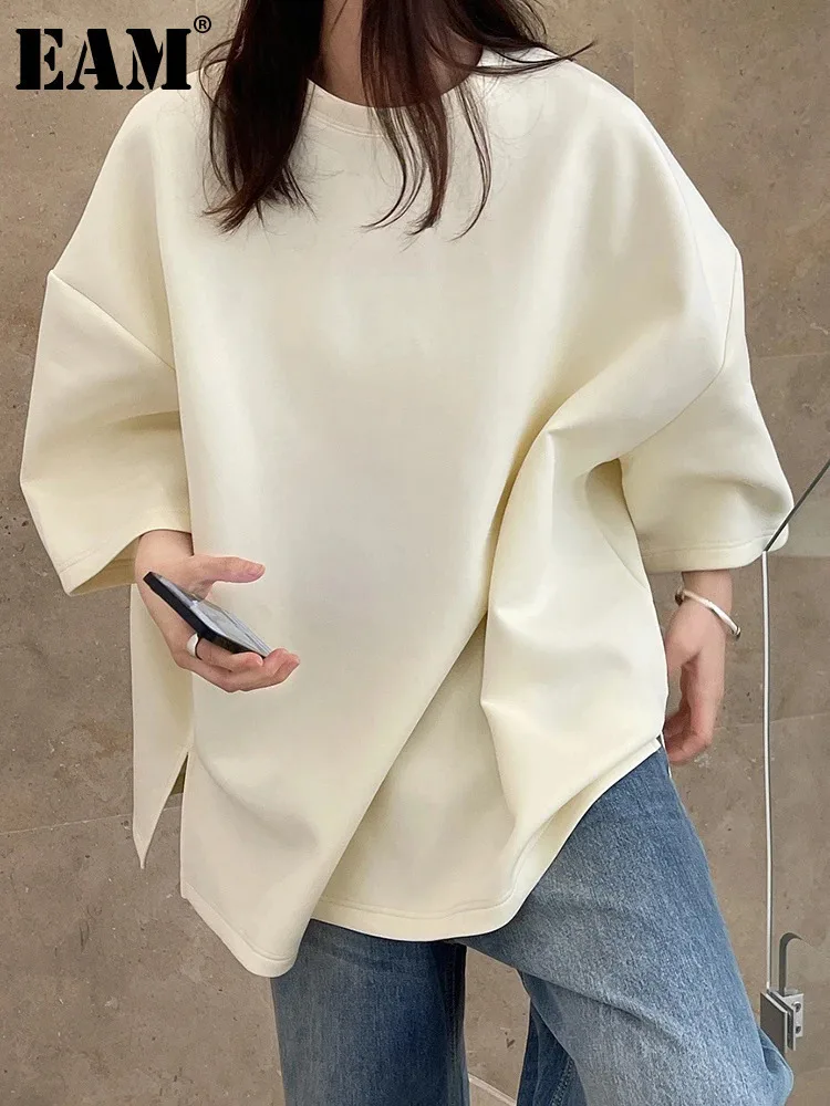 [EAM] Women Beige Gray Side Slit Big Size Casual T-shirt New Round Neck Half Sleeve Fashion Tide Spring Autumn 2024 1DH6479