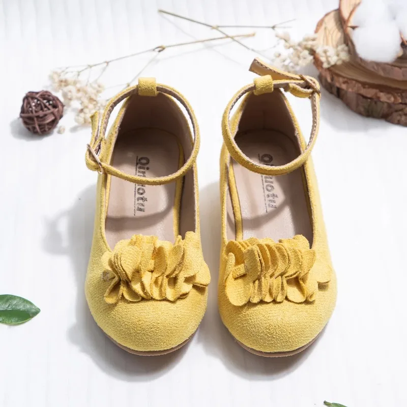 Sapatos de dança flor amarela para crianças meninas dedo do pé redondo salto baixo bomba de microfibra macia zapatos com alça de fivela de tornozelo