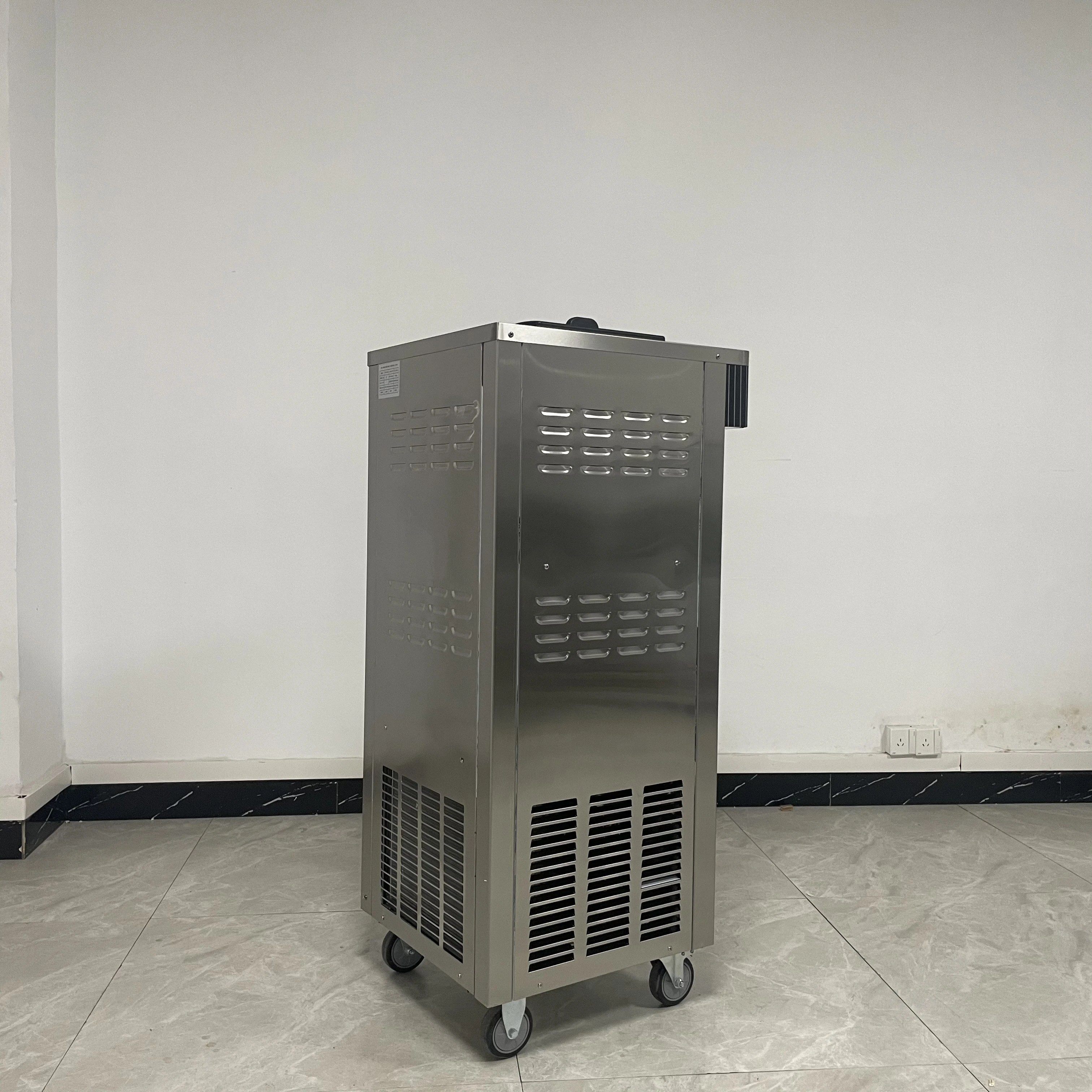 High Capacity Commercial Ice Cream  Machine 20-28L/H Double 6L Tanks For Shops 220V