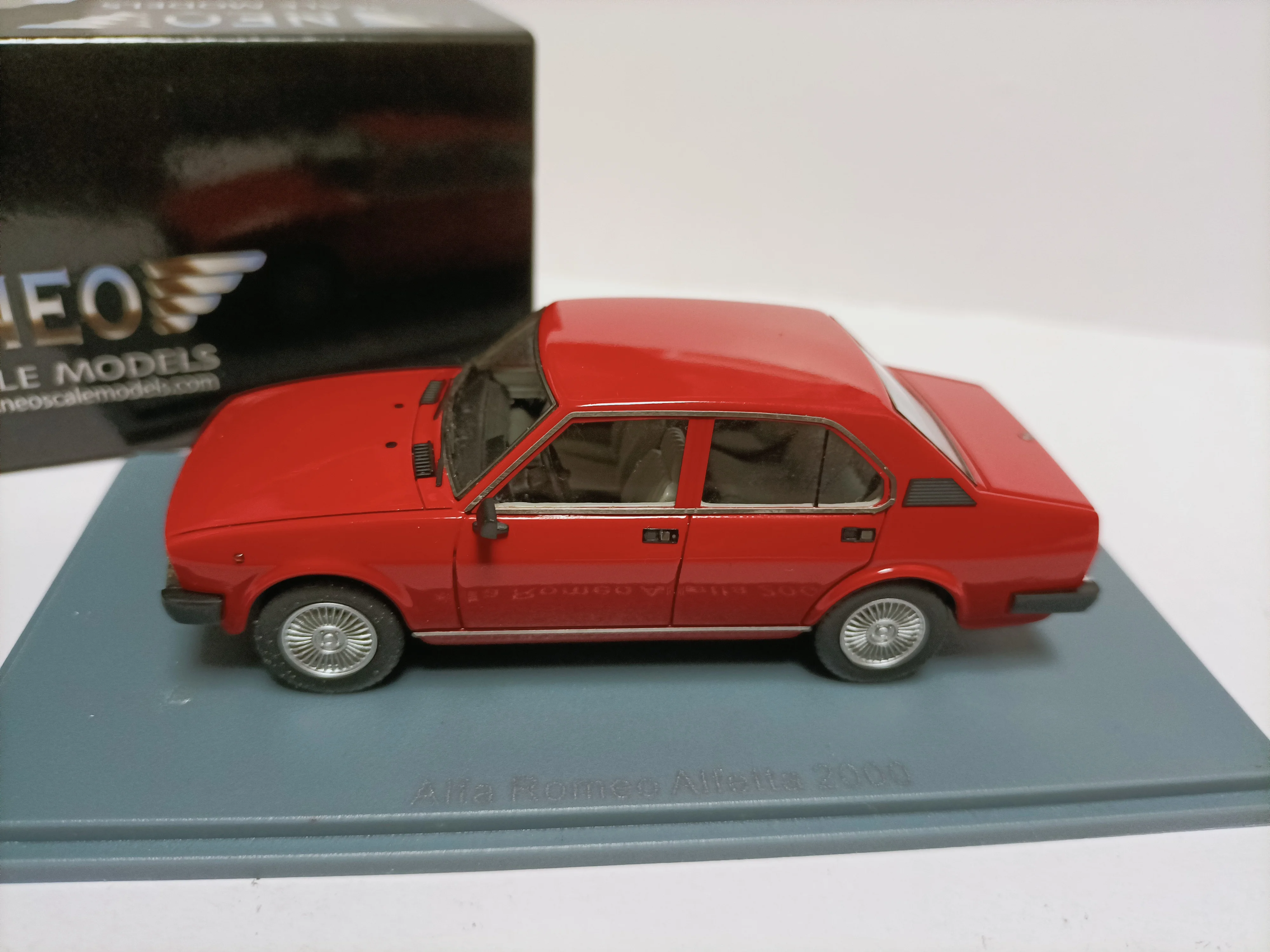 Neo 1:43 Alfa Alfetta 2000 Red Simulation Limited Edition Resin Metal Static Car Model Toy Gift