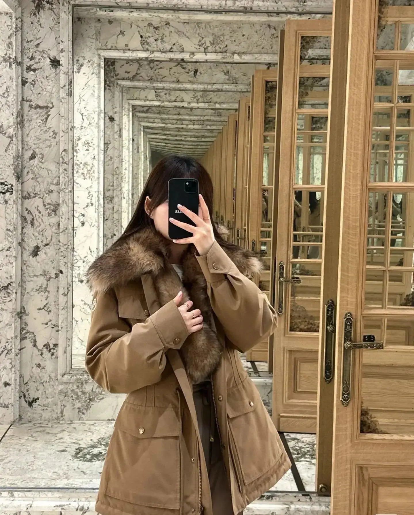 Luksusowa damska zimowa kurtka ocieplana z brązowym futrzanym kołnierzem z kapturem, kurtka puchowa ze sznurkiem i elastyczną talią.