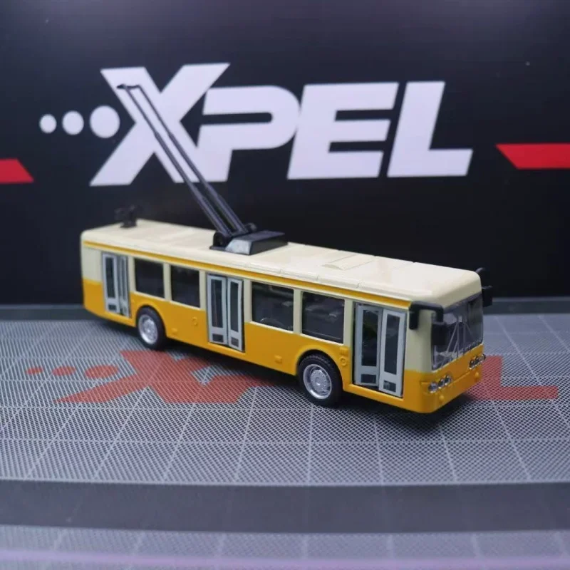 1: 90 alloy bus, tram model, rebound force 3, door opening sound and light car model, subway hot selling new toy gift