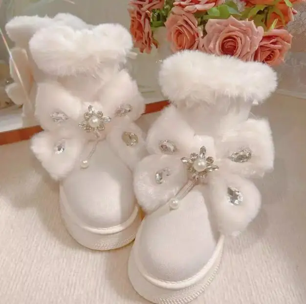 

Зимние женские ботинки-полусапожки в стиле Лолита с большим бантом, стразами и цветами, на толстой платформе, с белым мехом