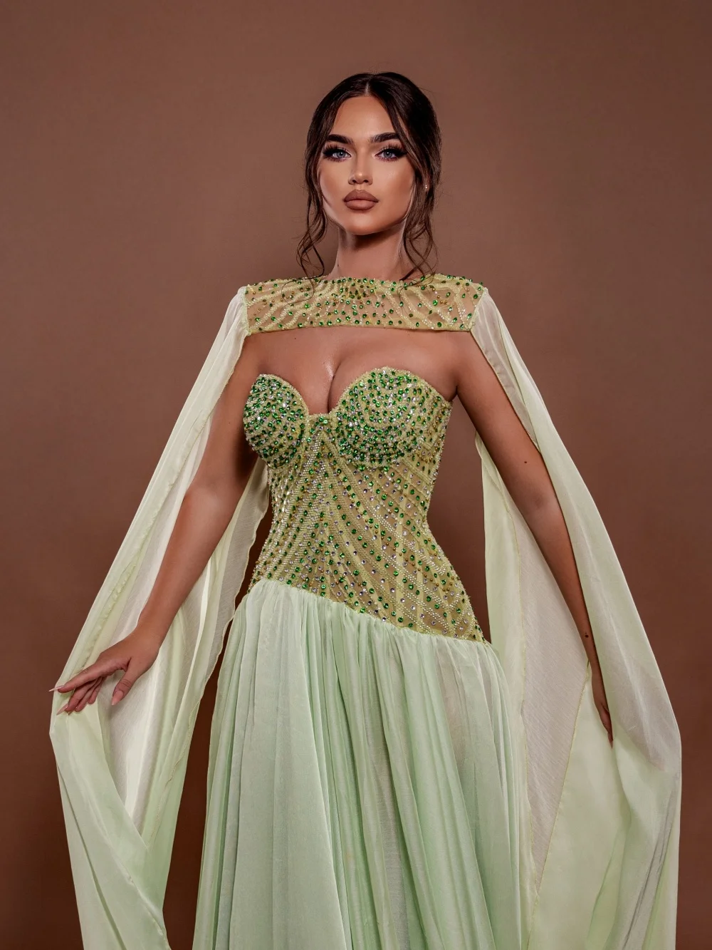 Lichtgroene avondjurk met kralen en cape Vloerlengte Sweetheart Hals Bruiloftsjurk Op maat gemaakte glamoureuze banketjurken