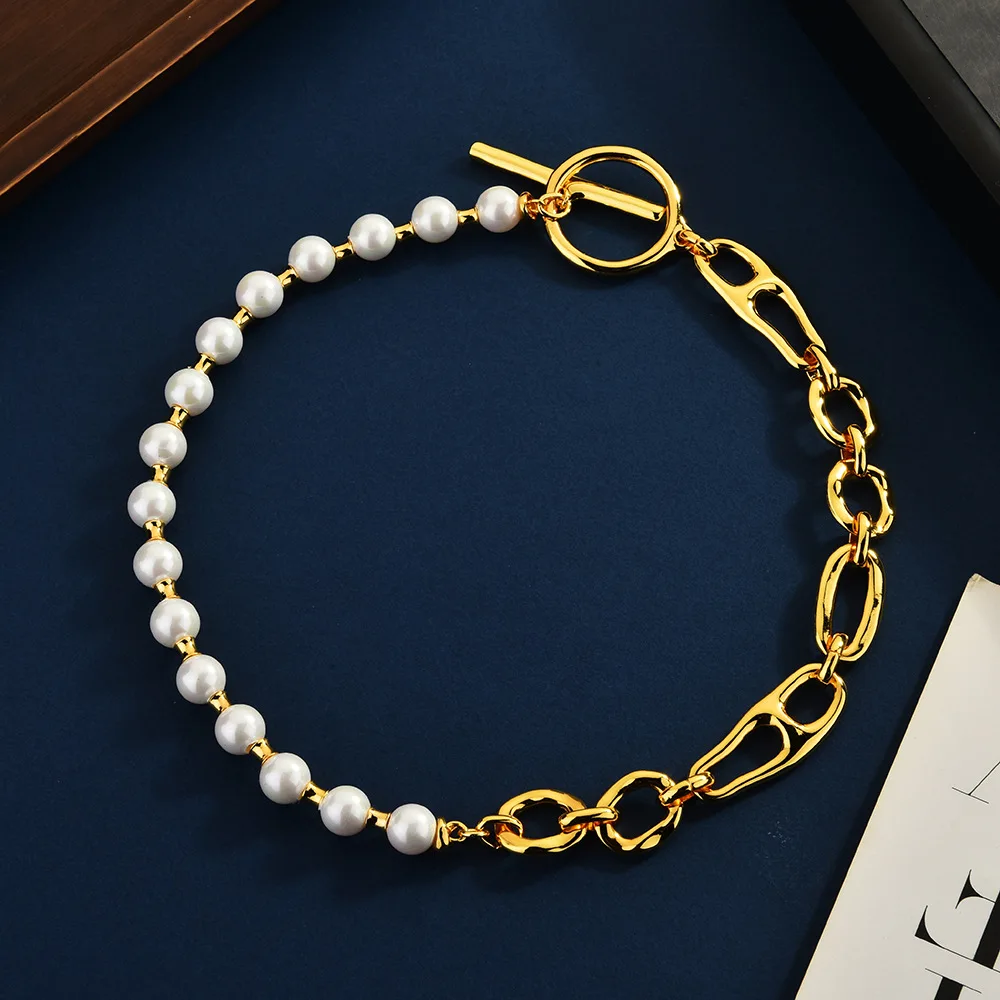 القلادة المقطوعة بالسلسلة عبارة عن قلادة مجوهرات عصرية وأنيقة