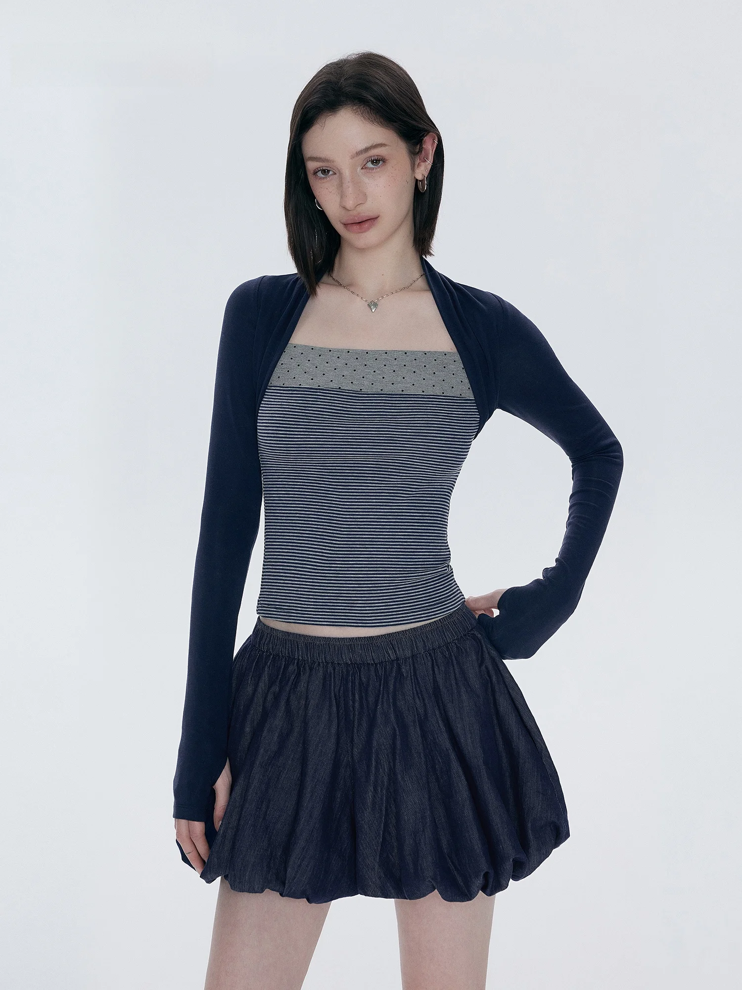 

Annachic Slim Fit T-Shirt with Sleeve Covers Polka Dot Stripe Shoulder Top Women Base Shirt Upper Body Elegant Line Design