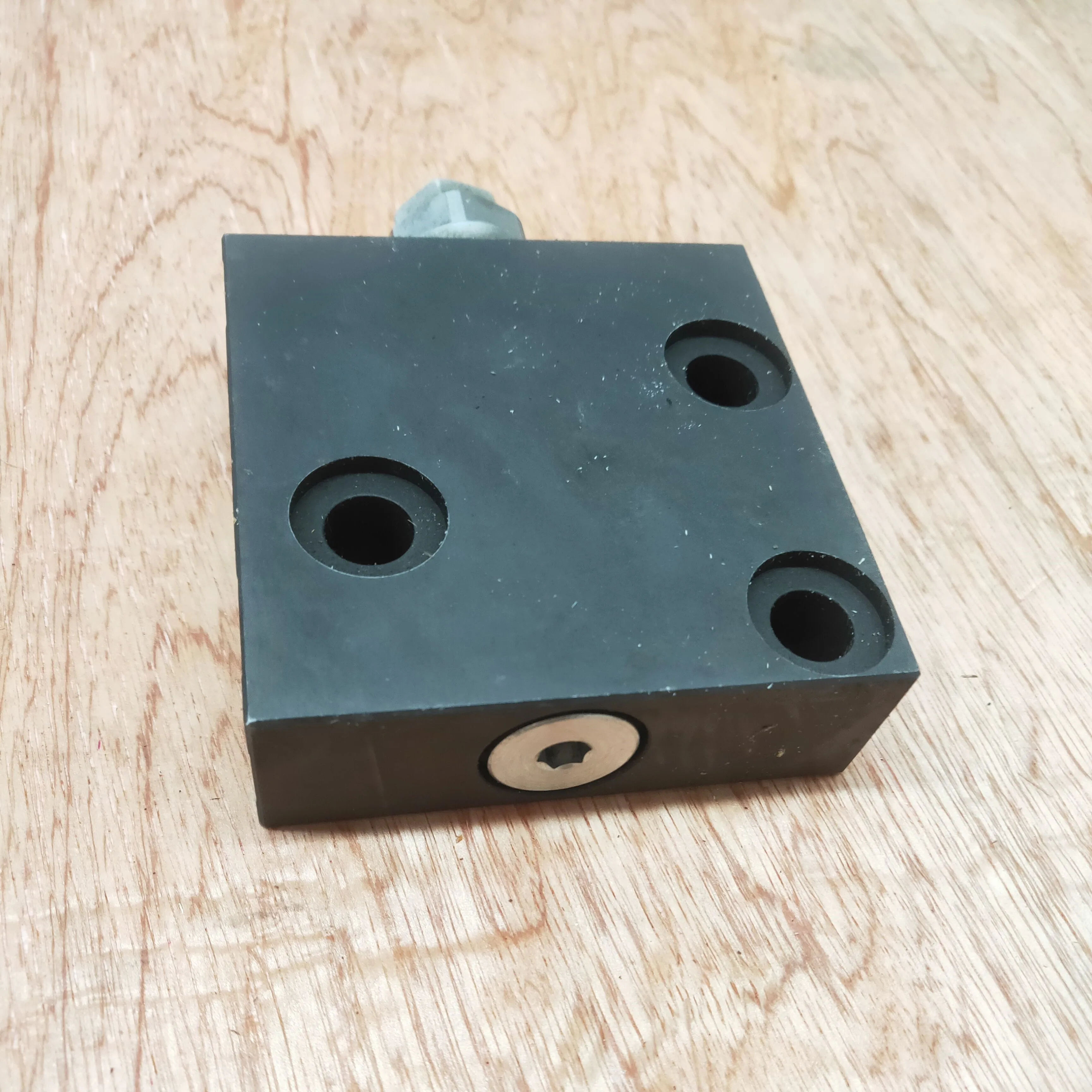 

723-40-71900 723-40-71103 Pressure Reducing Valve for Komatsu PC200-7 PC200-8 Excavator Construction Machinery