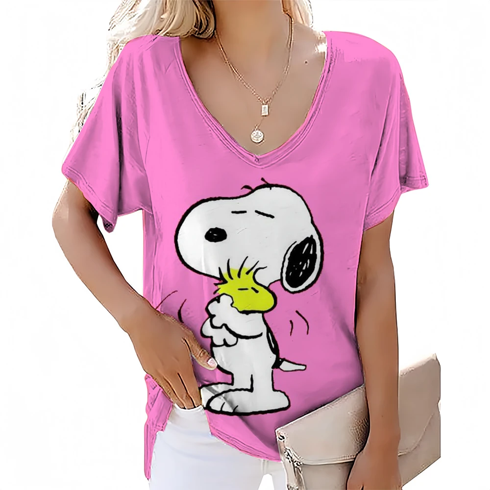 T-shirt con scollo a V da donna T-shirt con stampa cartoon Snoopy retrò moda T-shirt a maniche corte per il tempo libero T-shirt popolare estiva 2024 ﻿