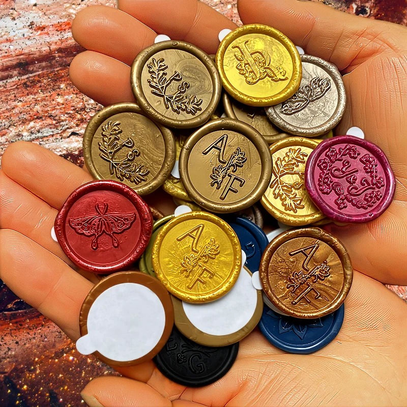 

Пользовательские наклейки с сургучной печатью и прочной клейкой лентой. Простой в использовании дизайн. Персонализированные сургучные этикетки с логотипом для приглашения своими руками.