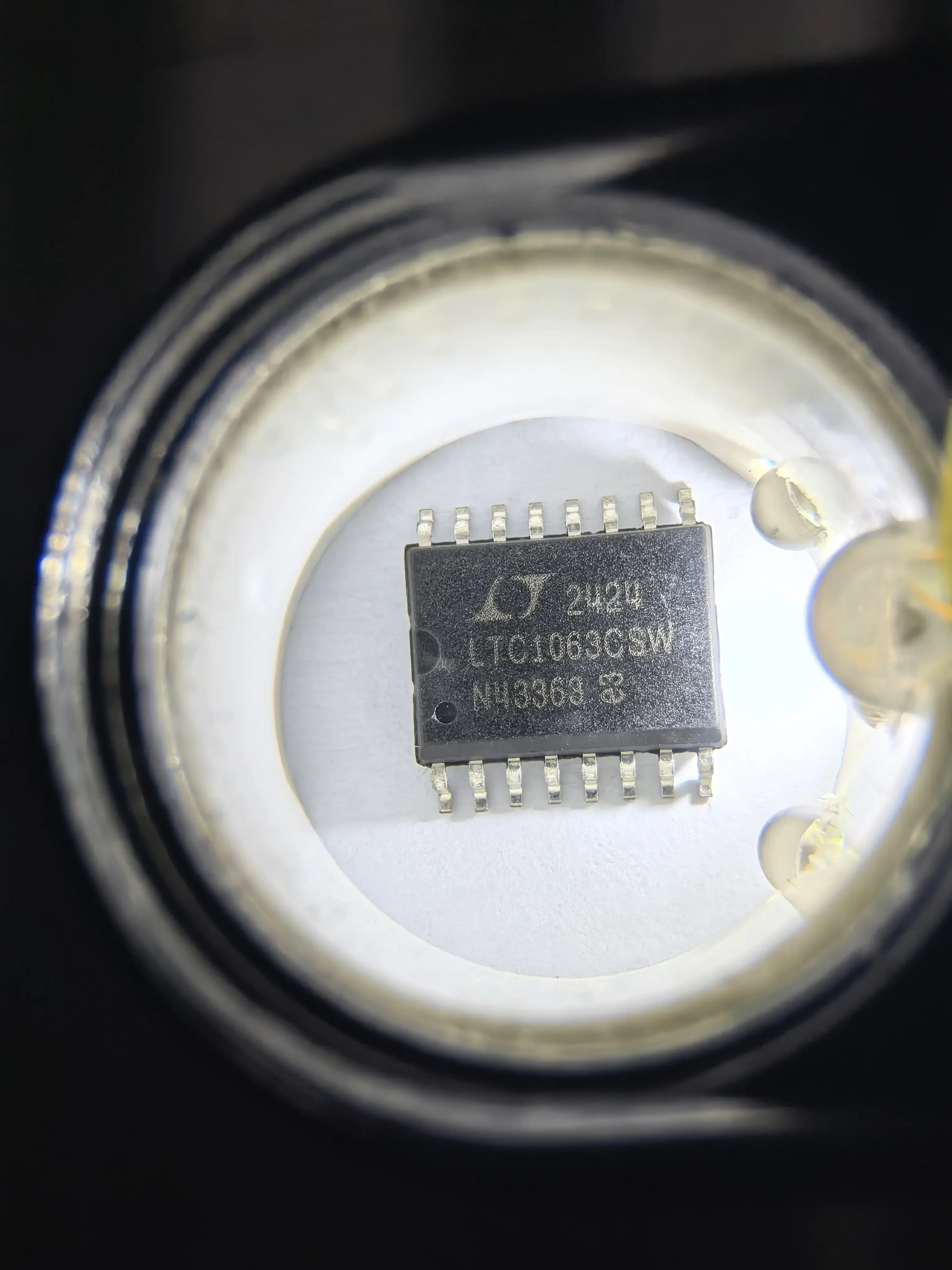 LTC1063CSW LTC1063 - DC Accurate, Clock-Tunable 5th Order Butterworth Lowpass Filter