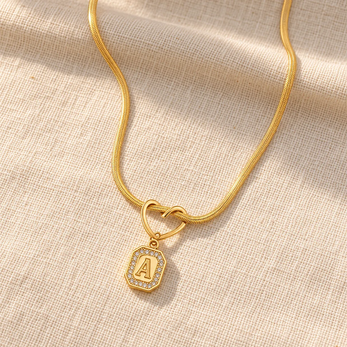 Vergoldete Buchstaben-Halskette für Damen und Herren mit Initialen-Anhänger, Schlangenkette und Herz-Verbindungsstück, achteckiger Zirkonia-Schmuck, Geschenk – Detail 5