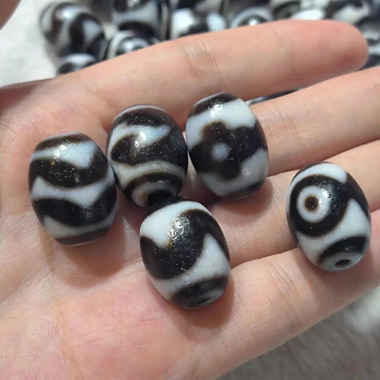 

1pcs/lot Natural Old Agate Dzi Black White hole core ancient beads retro Weathered Horseshoe Rare precious accessories jewely