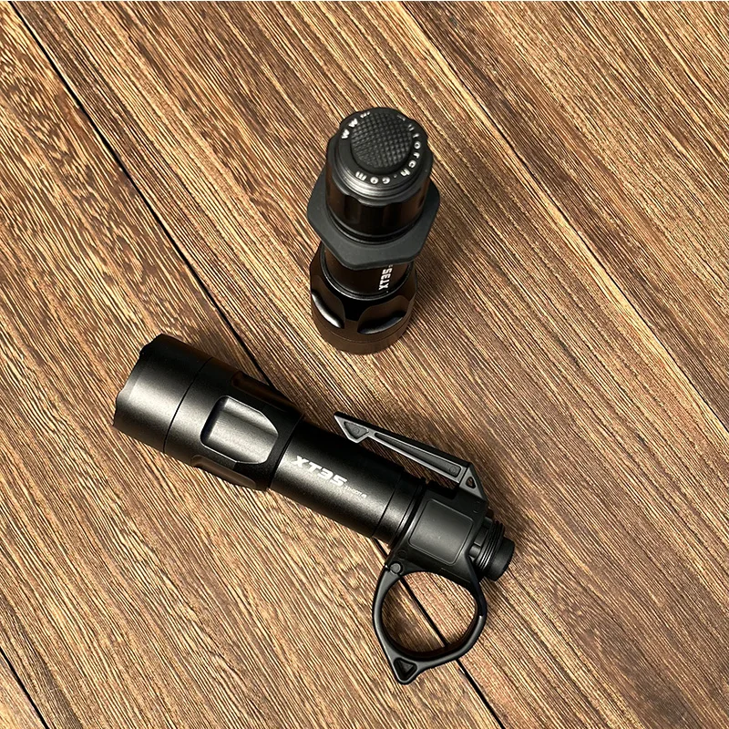 

AMUTORCH XT35 1800 Lumens 666 Meters Flashlight