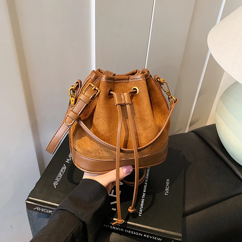 فو الجلد المدبوغ سلسلة بلون حقائب كتف نسائية حقائب الموضة 2026 الخريف/الشتاء جديد الخياطة الموضوع الشباب حقائب كروسبودي