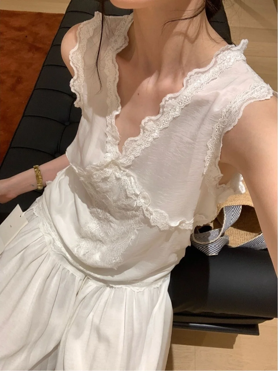

Korean Style Lace Trim V-Neck Sleeveless Shirt Women Summer New Design Outerwear Beautiful Back Top Breathable Cotton Polyest...