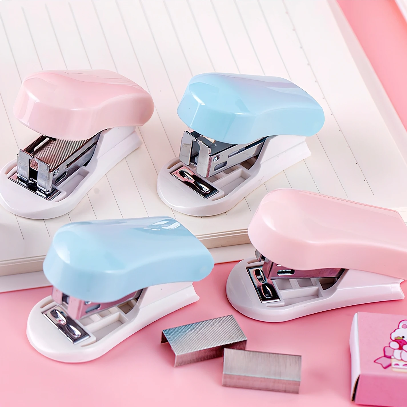1 set di mini cucitrici color macaron, include 1000 graffette e coda di rimozione, strumenti di rilegatura in metallo leggero per risparmiare manodopera F7884