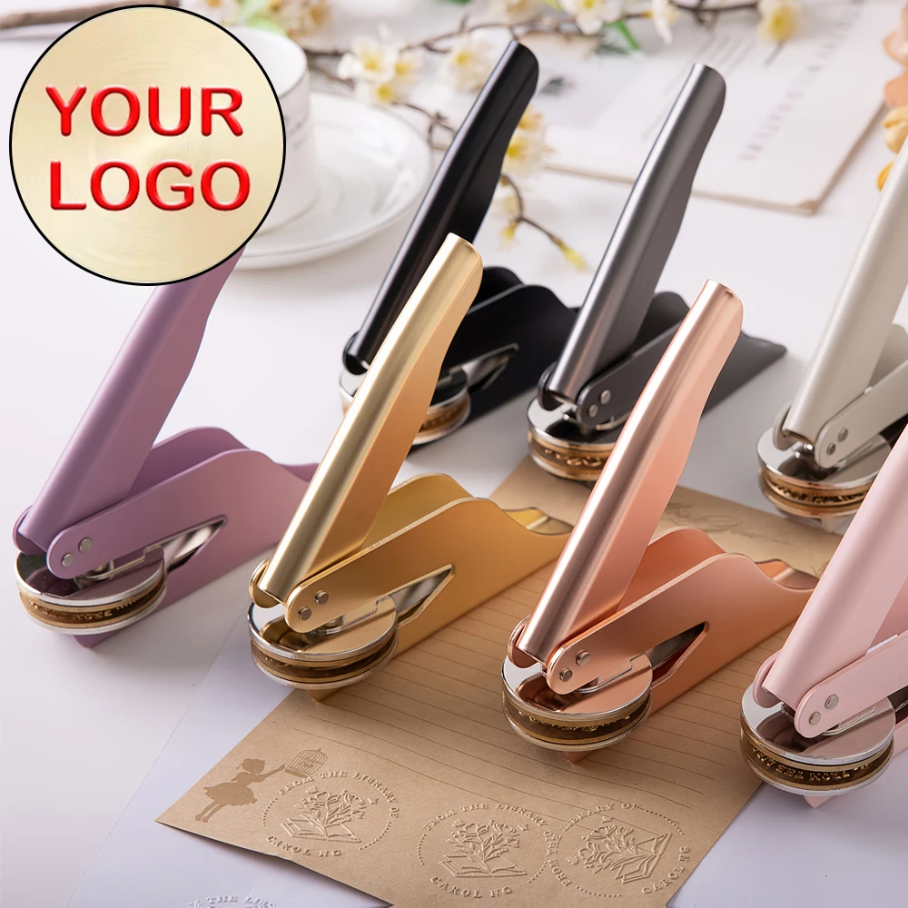 

Свадебный штамп-эмбоссер с логотипом, персонализированная эмбоссированная печать, индивидуальный дизайн из библиотеки штампов для фирменных бланков и свадебных конвертов.