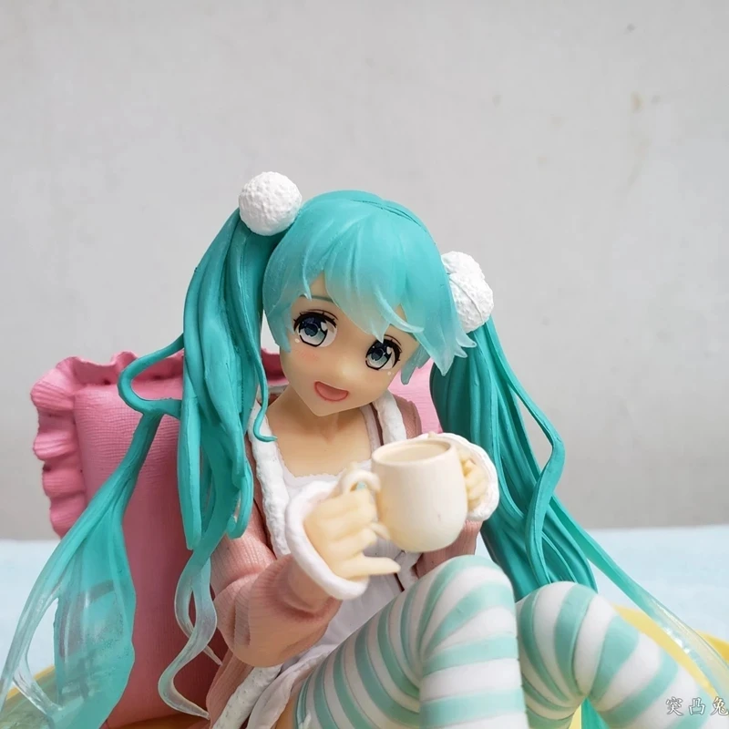 16Cm Anime Figuur Hatsune Miku Figuur Loungewear Paardenstaart Meisje Kariko Koyama Kussen Zitten Model Speelgoed Figuine Pvc Actiefiguur