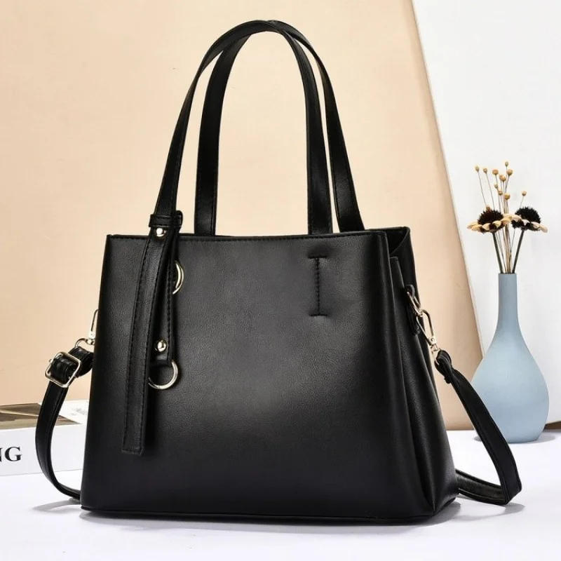 

Elegant Flap Bag With Twist Lock For Ladies With Secure Closure And Smooth Premium Leather