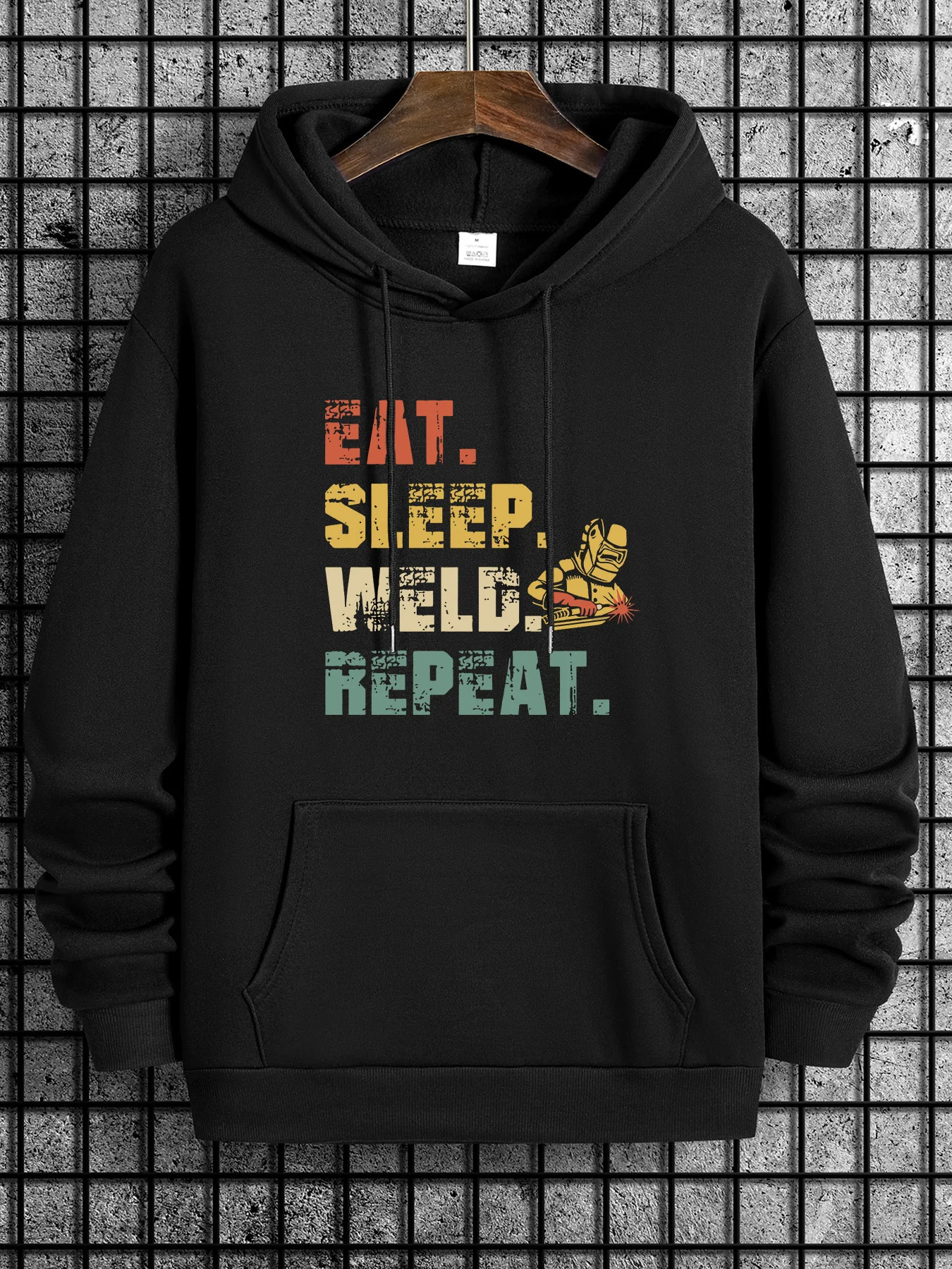 

Мужская черная толстовка с капюшоном с рисунком и надписью «EAT SLEEP WEED REPEAT» и рисунком листьев, надпись он