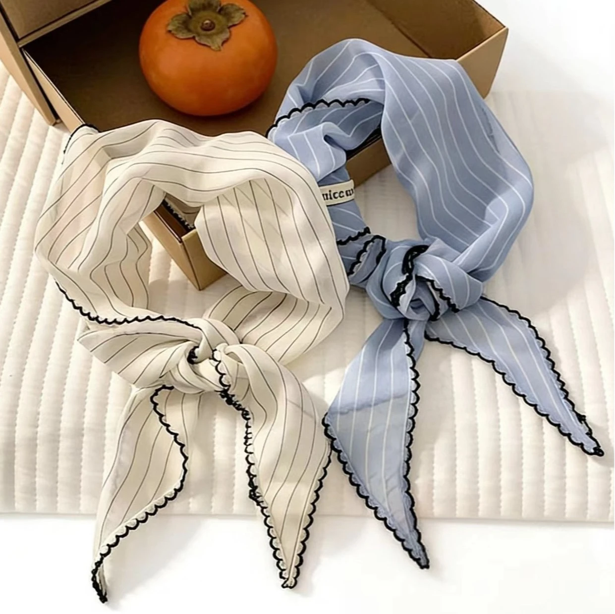 Eleganter Seidenschal mit dünnen Streifen und Dreiecksmuster für Damen, neues modisches Halstuch, süßes gepunktetes Stirnband, Turban, koreanische frische kleine Schals